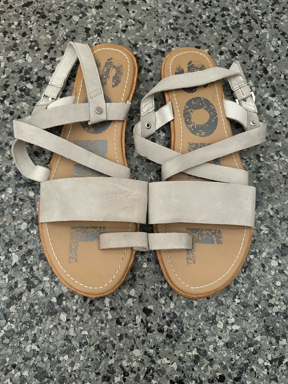 Sorel Ella Criss Cross Toe Loop Sandals Womens 7 Gray Strappy Outdoor Gorp EUC!
